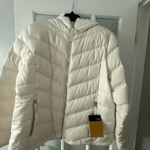 The North Face Women’s Hooded Puffer Jacket in Gardenia White New w/ Tags